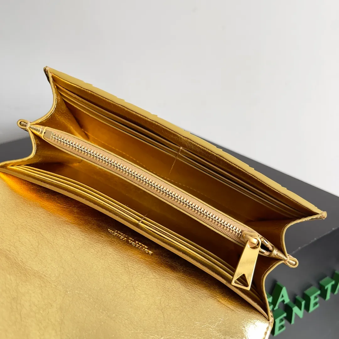 Batch 1160 BV Andiamo clutch wallet is super high-end🤎🤎How come the long clutch bag is so exquisite~ The braided style bag surface paired with all-copper hardware is really warm and high-end. The bag body is super light and can be grabbed easily! It can store a lot of small items and large mobile phones ~ very practical for daily use. Style number: 741504 Size: 19*11.5*3